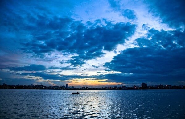 Crépuscule au lac de l'Ouest à Hanoi 