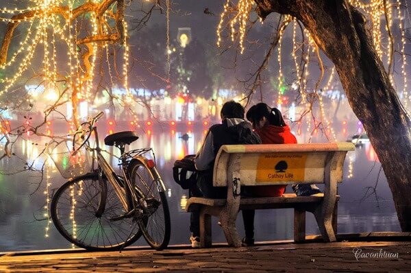 Quand la nuit tombe, il parait que Hanoi devienne petit et calme