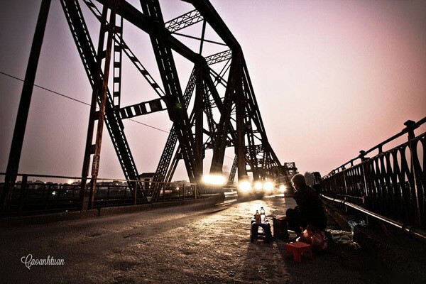 En hiver , les Hanoiens vont souvent à pied sur le pont Long Bien et goûtent les maïs grillés