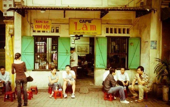 deguster-tasse-de-cafe-dans-les-rues-hanoi