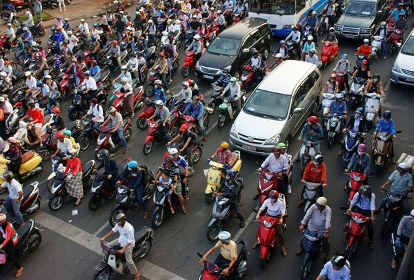 La circulation intense et bruyante de la ville Hanoi (Photo prise par xuanhuongho / Shutterstock.com) 
