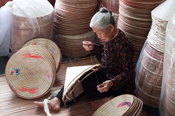 fabrication-de-chapeau-conique-village-chuong-hanoi