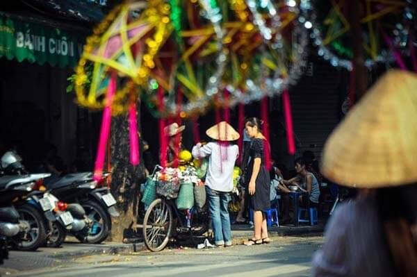 Toutes les rues arborent une décoration splendide avec des lanternes multicolores, des masques