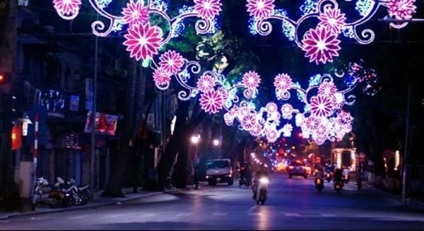 Les rues sont bien décorées par des lampes de toutes les couleurs