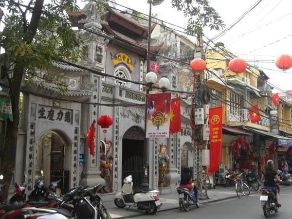 Toutes les rues d’Hanoi sont couvertes en rouge et jaune du drapeau vietnamien