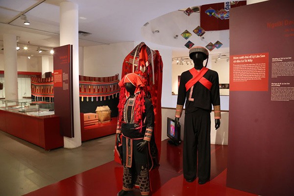 costumes des tribus montagnardes au musee femme a hanoi