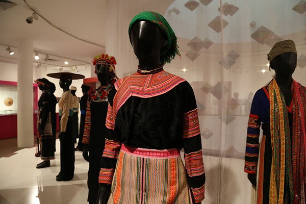 costume des tribus montagnardes au musee femme a hanoi