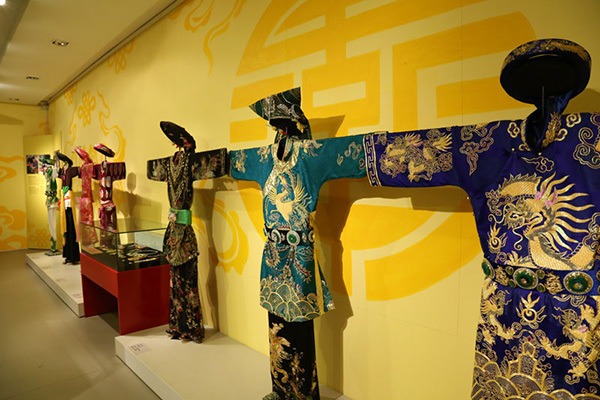 habits pour ceremonie religieuse au musee femme a hanoi