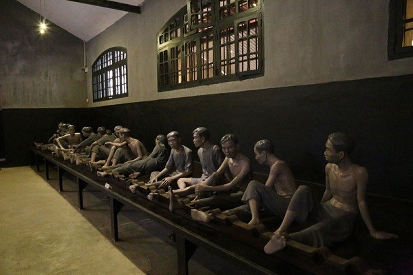 statues-dans-la-prison-hoa-lo-hanoi