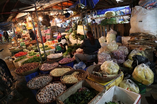 vendeur-de-condiment-legume-marche-de-nuit-long-bien-hanoi