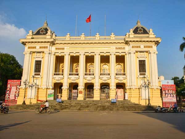 l'Opéra de Hanoi, inspiré de celui de l'Opéra Garnier de Paris