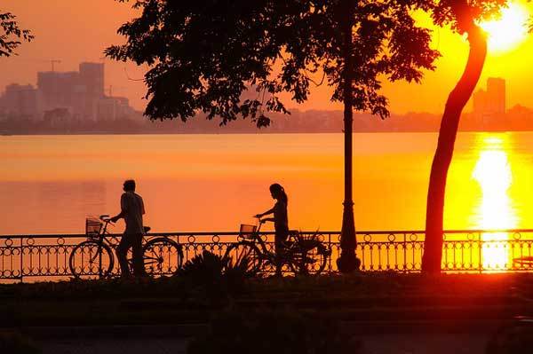Balade à vélo au coucher du soleil