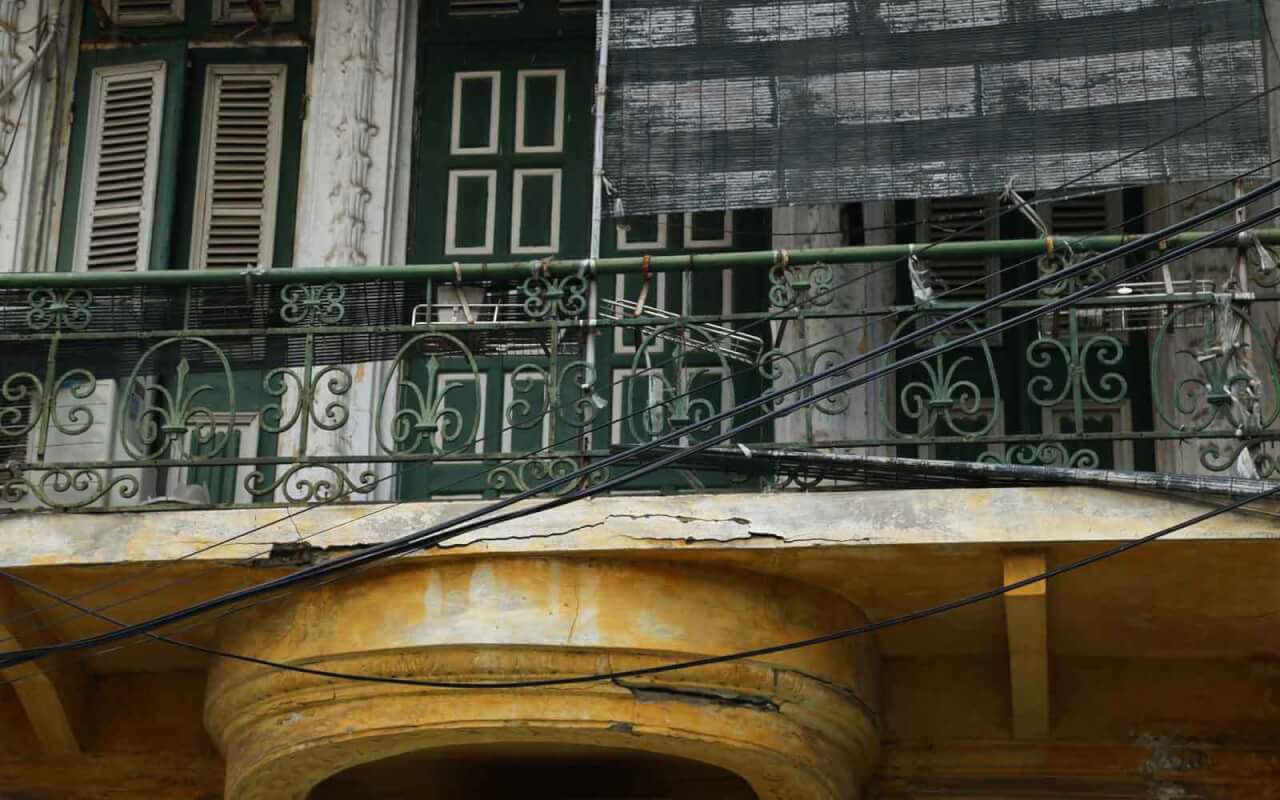 Vieux balcon en fer forgé de la rue Nguyen Quang Bich